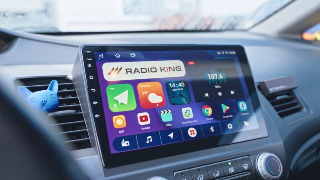Android car radio with touchscreen display and CarPlay system for enhancing in-car entertainment and connectivity.