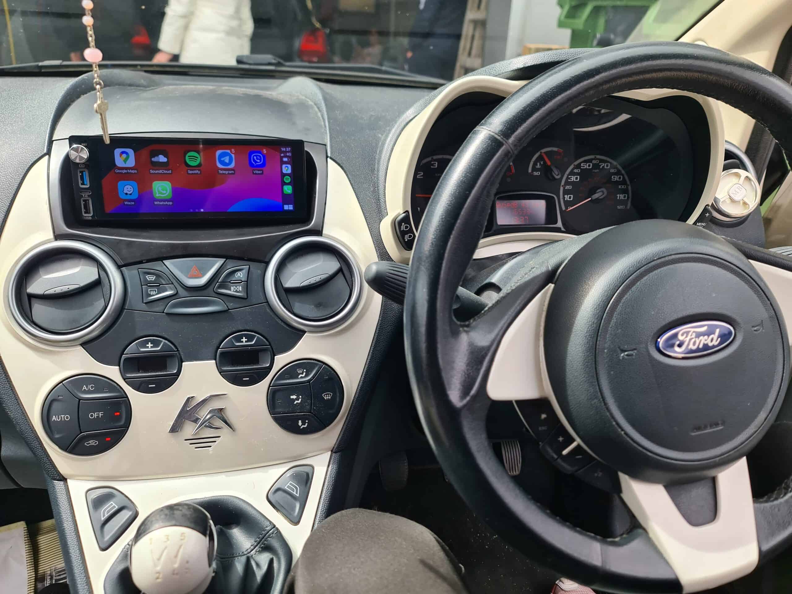 Android car radio system with CarPlay on a Ford vehicle dashboard, featuring touchscreen display and modern controls.