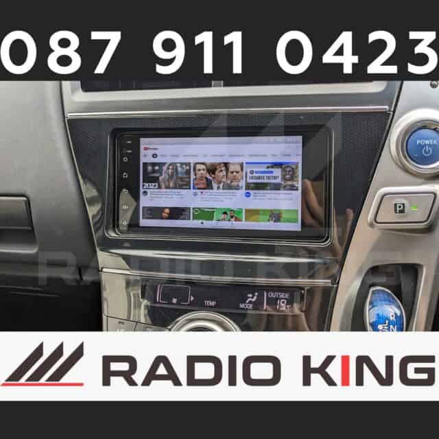 Android car radio with CarPlay system and touchscreen display in a vehicle.