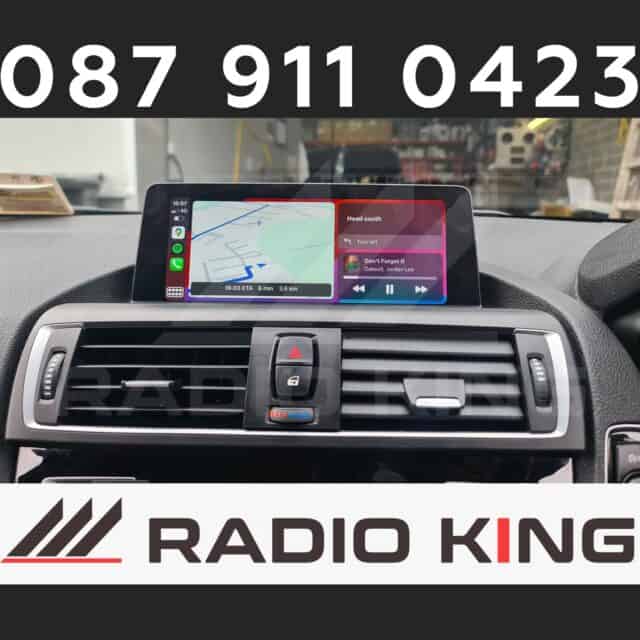 Android car radio with CarPlay system on a vehicle dashboard.