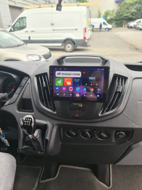 Radio KING Ireland Android car radio with CarPlay system inside a vehicle.