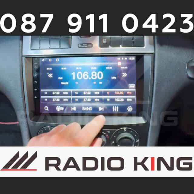 106.80 MHz car radio display showing Bluetooth and CarPlay options on an Android multimedia system.