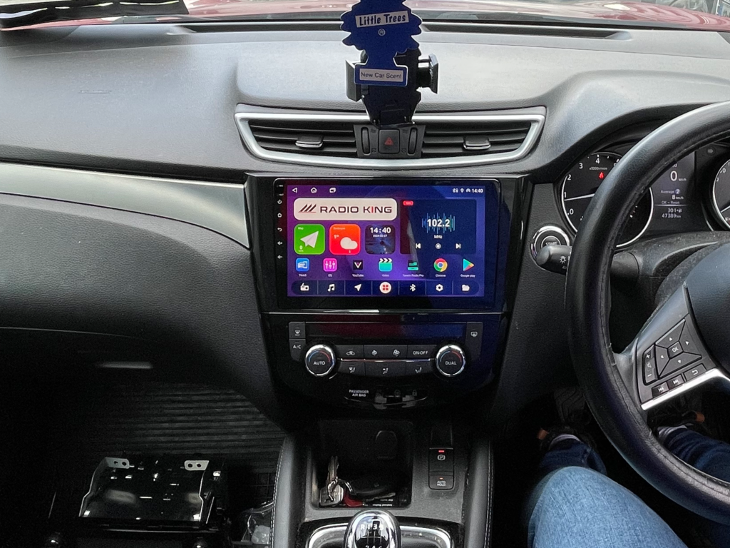 Android car stereo with CarPlay system installed in vehicle dashboard, providing multimedia and navigation features.