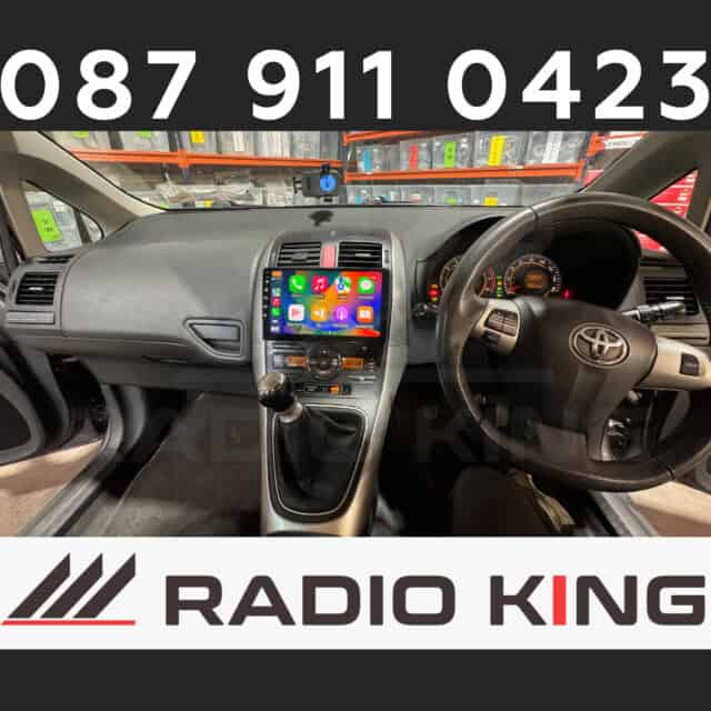 Android car radio with touchscreen display and Apple CarPlay system in a Toyota vehicle.
