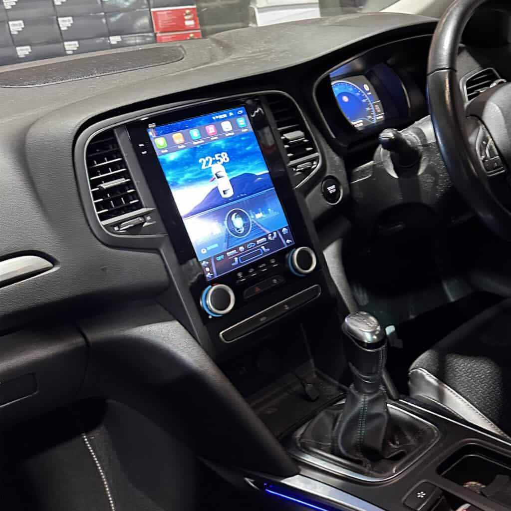 Radio King Ireland Android car radio with CarPlay system in vehicle dashboard.