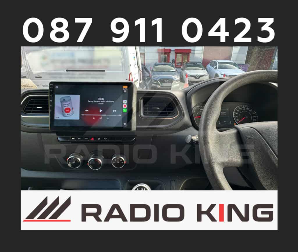 Android car radio with CarPlay system shown inside a vehicle.