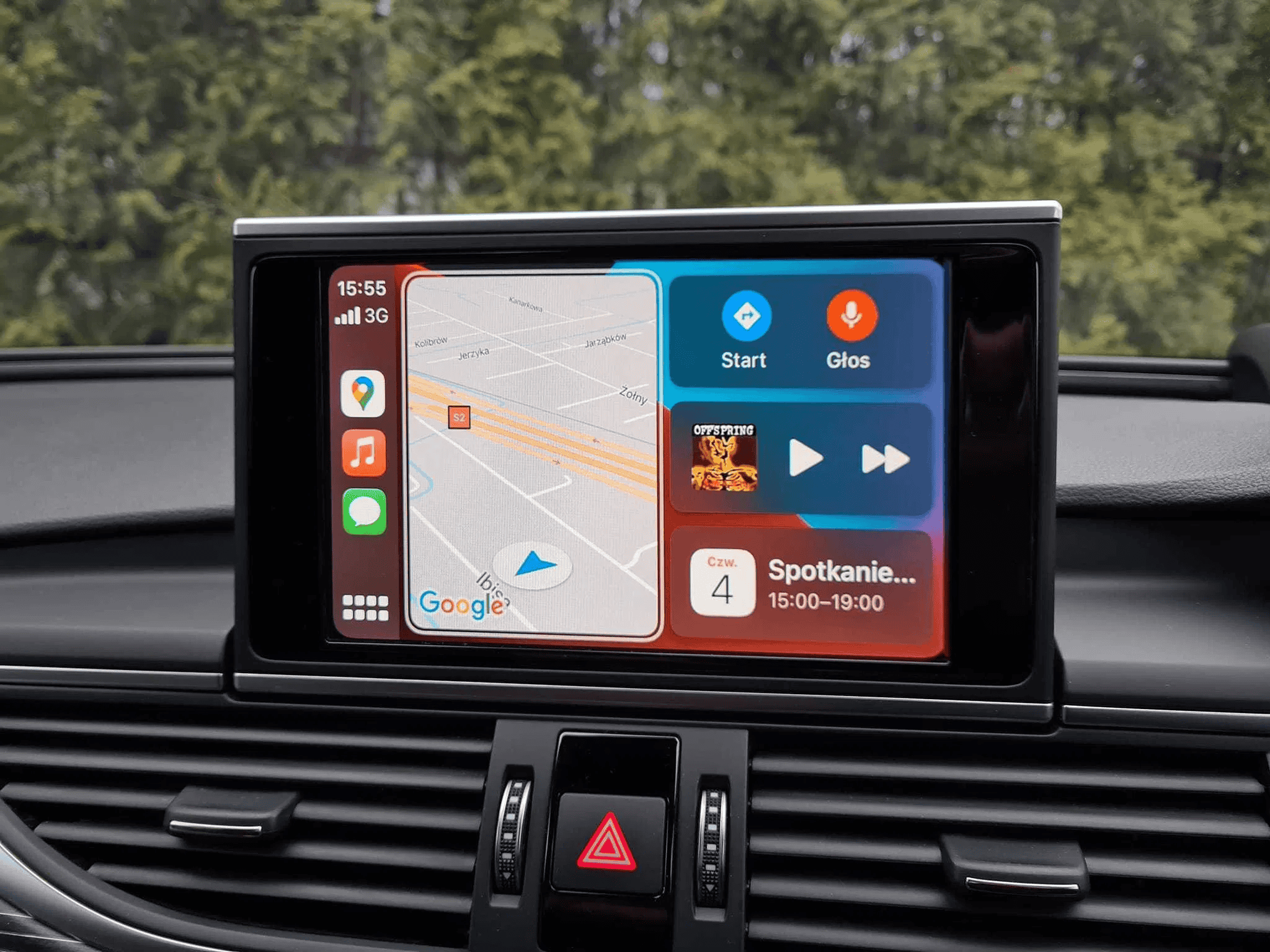 Android car radio with CarPlay system displaying navigation and multimedia interface, installed in a vehicle dashboard.